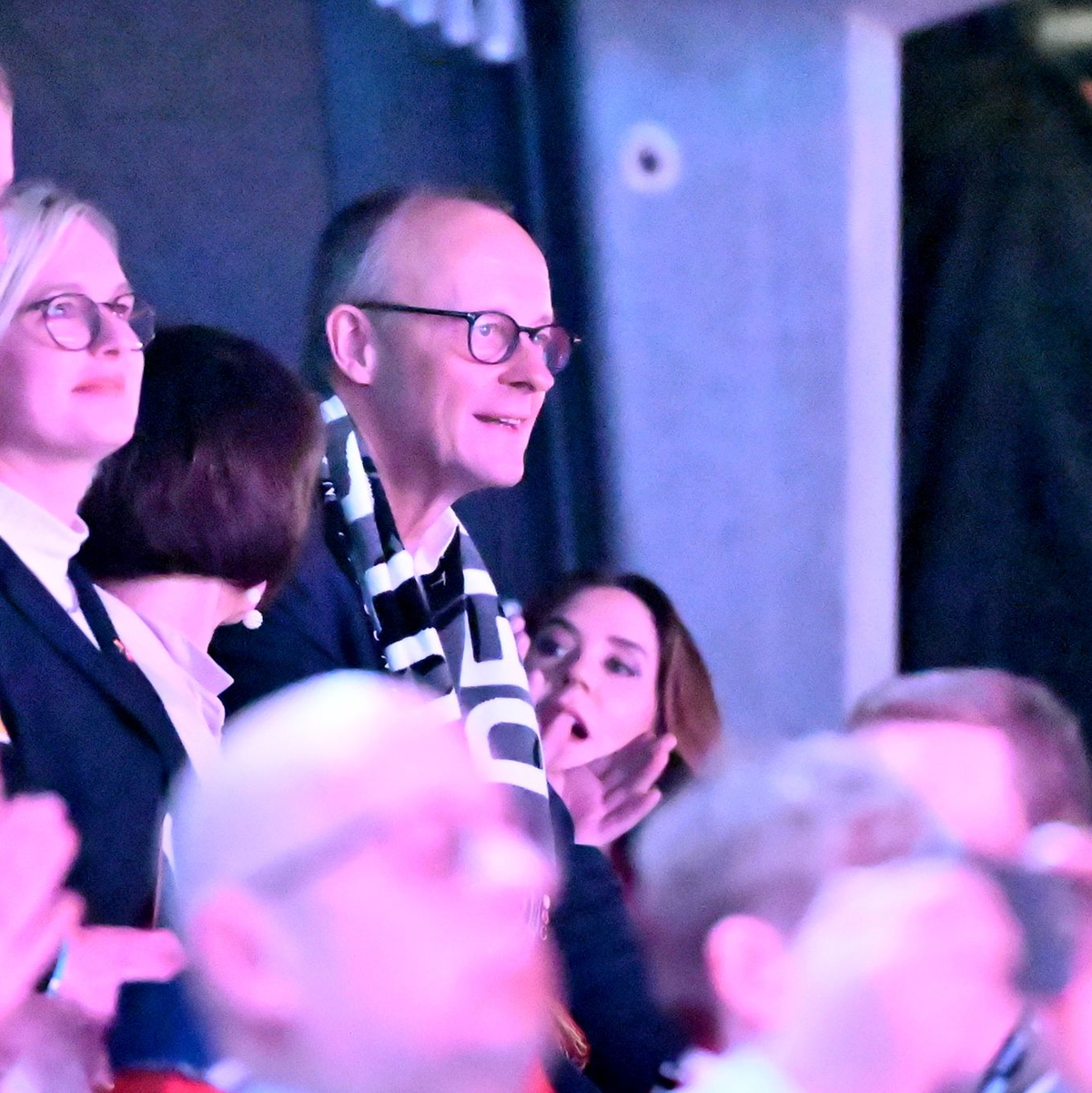 Drückte auf der Tribüne die Daumen: Bundeskanzler Friedrich Merz (r). - Foto: Sina Schuldt/dpa