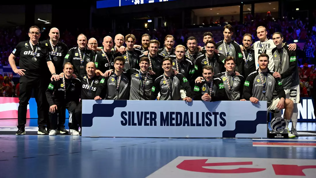 Das DHB-Team freute sich aber über SIlber. - Bild: Sina Schuldt/dpa