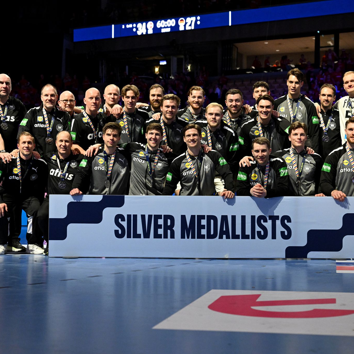 Das DHB-Team freute sich aber über SIlber. - Foto: Sina Schuldt/dpa