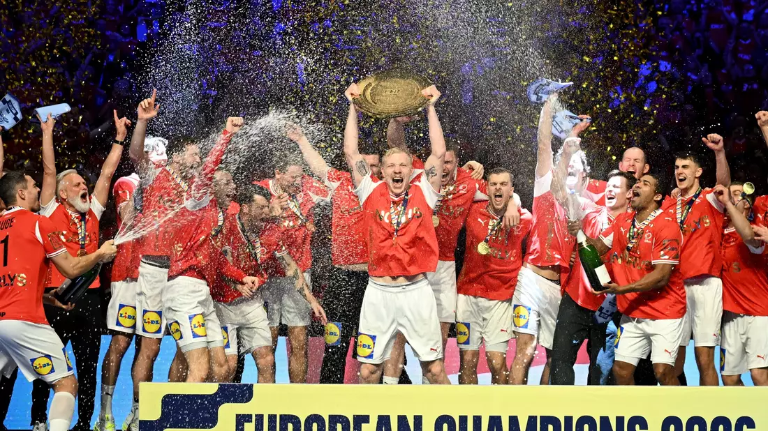 Die Dänen feierten den Titel. - Bild: Sina Schuldt/dpa