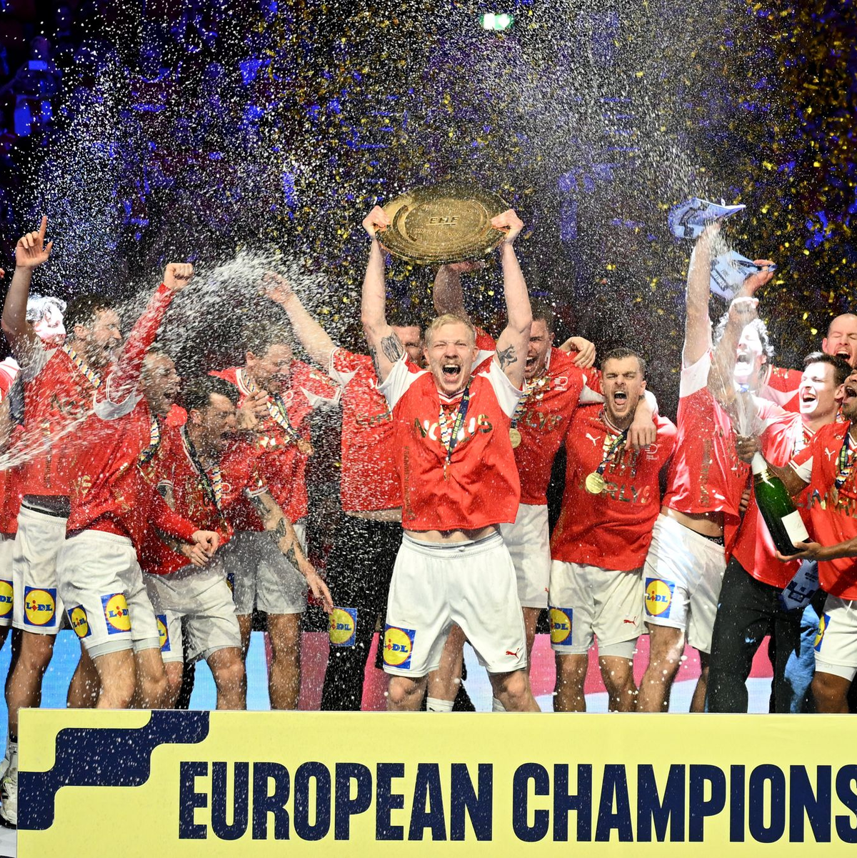 Die Dänen feierten den Titel. - Foto: Sina Schuldt/dpa