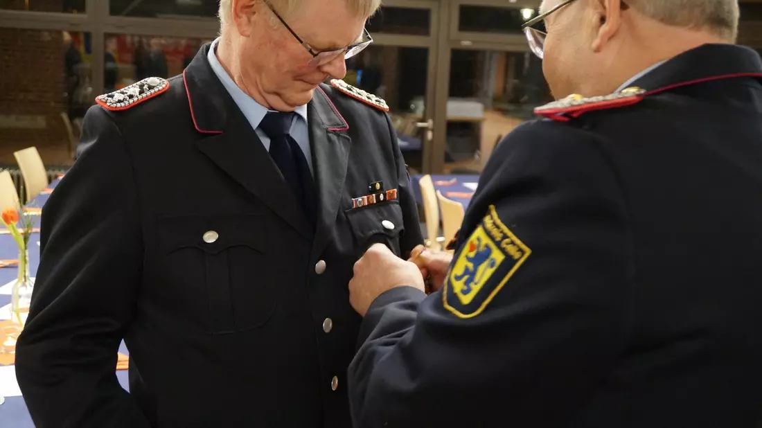 FW Wathlingen: Jahreshauptversammlung 2026 der Ortsfeuerwehr Großmoor - Thomas Schworm mit dem Deutschen Feuerwehrehrenzeichen in Bronze geehrt - Bild: presseportal.de
