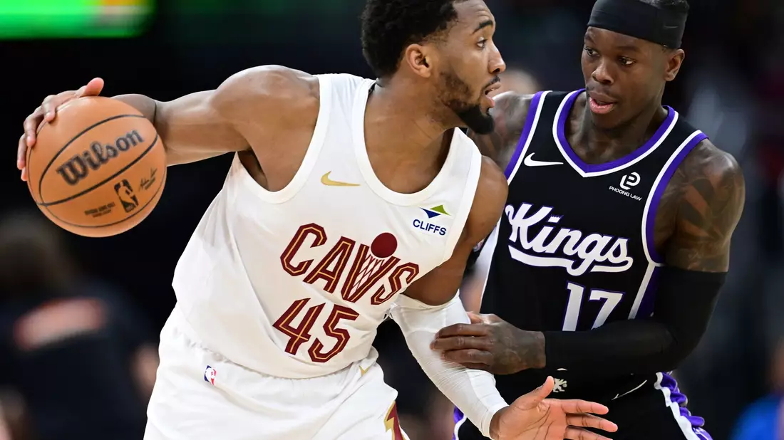 Hier spielten sie noch gegeneinander: Nun wechselt Dennis Schröder (re.) zu den Cleveland Cavaliers um Donovan Mitchell. - Bild: David Dermer/AP/dpa