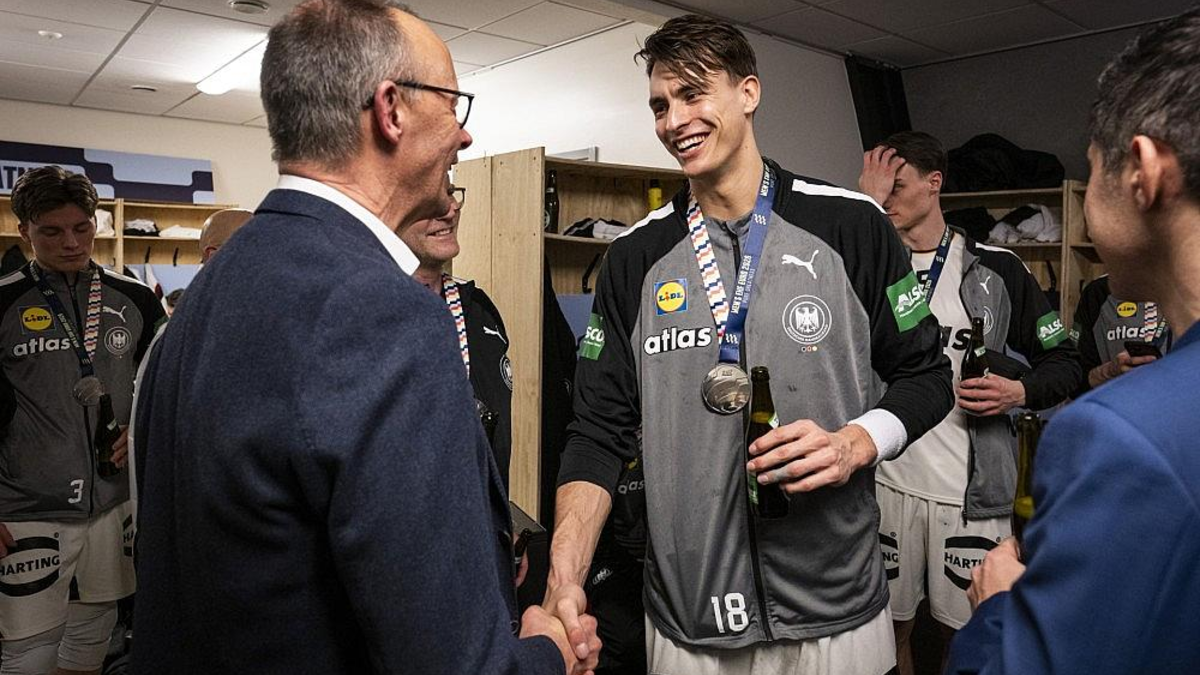 Friedrich Merz und Julian Köster am 01.02.2026 - Foto: Handout Bundesregierung/Guido Bergmann via dts Nachrichtenagentur
