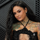 Kehlani kommt bei den 68. Grammy Awards an - sie trägt einen Pin mit dem Aufdruck 