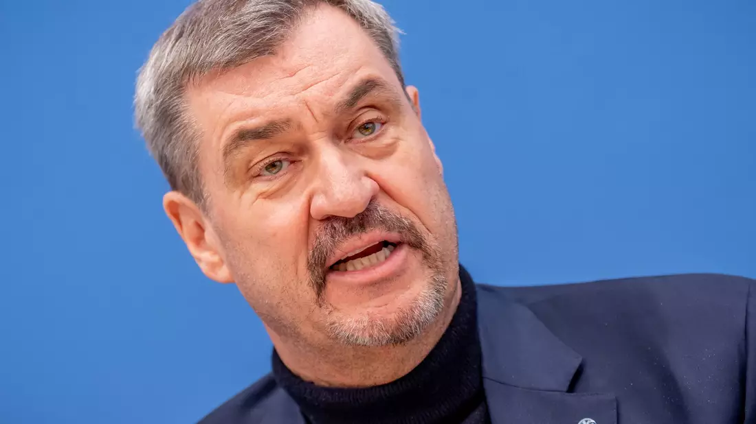 «Eine Stunde Mehrarbeit in der Woche würde uns enorm viel Wirtschaftswachstum bringen», sagt Söder. (Archivbild) - Bild: Michael Kappeler/dpa