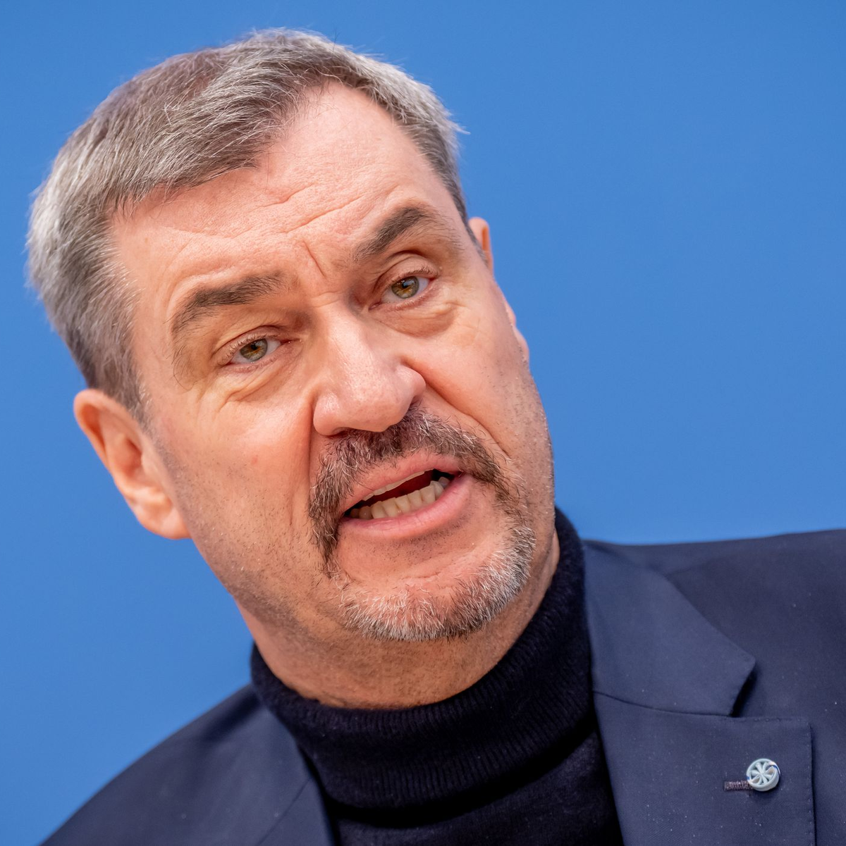 «Eine Stunde Mehrarbeit in der Woche würde uns enorm viel Wirtschaftswachstum bringen», sagt Söder. (Archivbild) - Foto: Michael Kappeler/dpa