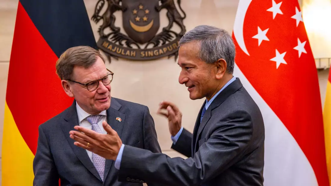 Außenminister Johann Wadephul (CDU) äußert sich auf der ersten Station seiner Reise nach Südostasien und in die Pazifikregion bei einem Treffen mit seinem Amtskollegen aus Singapur, Vivian Balakrishnan.  - Bild: Jens Büttner/dpa