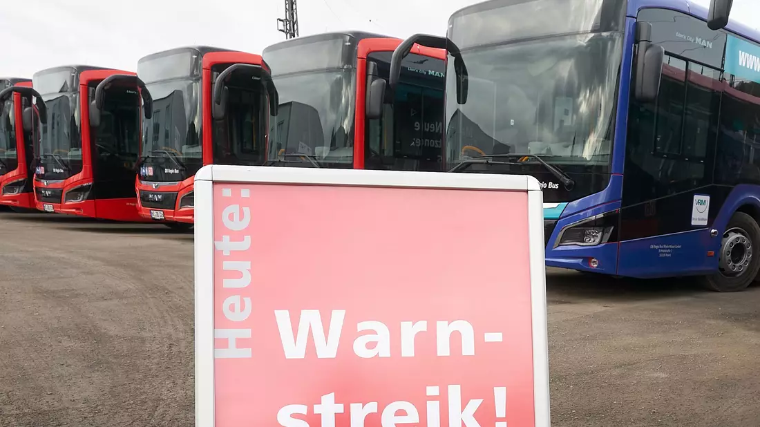 Linienbusse stehen wegen eines Warnstreiks auf einem Betriebshof. (Symbolbild) - Bild: Thomas Frey/dpa