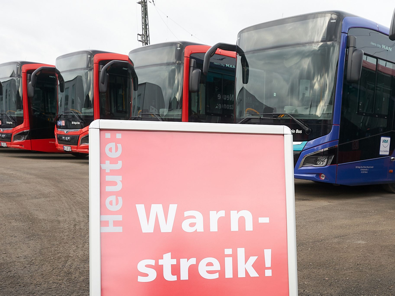 Linienbusse stehen wegen eines Warnstreiks auf einem Betriebshof. (Symbolbild) - Foto: Thomas Frey/dpa