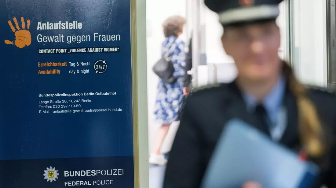 Bei der Anlaufstelle am Berliner Ostbahnhof sollen Frauen, die Opfer von Gewalt geworden sind, Beratung und Unterstützung erhalten können - in einer besonders vertrauenerweckenden Atmosphäre. (Archivfoto) - Bild: Sebastian Gollnow/dpa