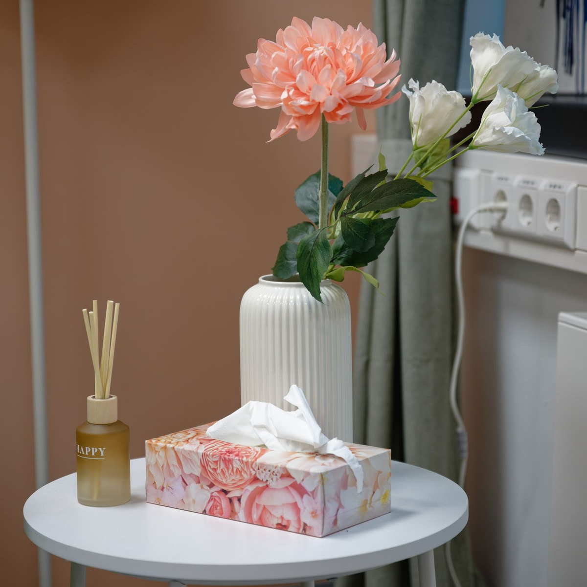 Anders eingerichtet: Im Raum der Gewaltschutzstelle für Frauen soll eine andere Atmosphäre erzeugt werden als das im üblichen Vernehmungsraum in einer Polizeidienststelle so ist. - Foto: Henning Kaiser/dpa