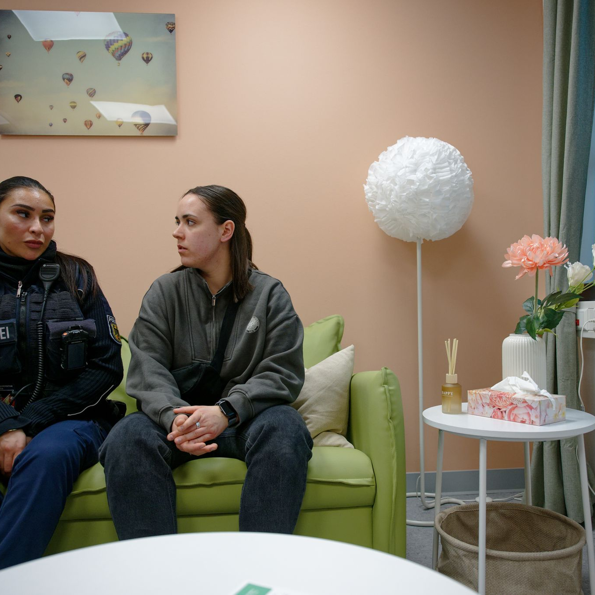 Sofas statt Stühle, Gesprächs- statt Verhöratmosphäre: Polizeimeisterin Maja Schomers (r) und Polizeimeisterin Hicran Aktas im Raum der Gewaltschutzstelle für Frauen im Hauptbahnhof Köln. - Foto: Henning Kaiser/dpa