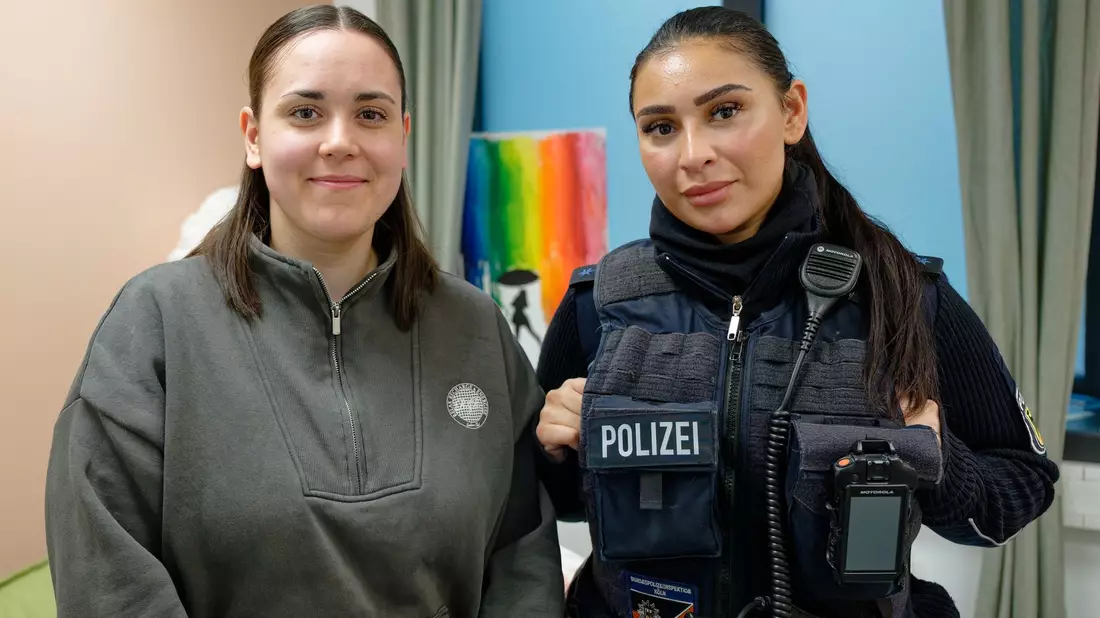 Als Ansprechpartnerinnen für die Betroffenen stehen in den Gewaltschutz-Anlaufstellen Polizistinnen - ausschließlich Frauen - bereit, die für diese Aufgabe besonders fortgebildet wurden - in Köln etwa Polizeimeisterin Maja Schomers (l) und Polizeimeisterin Hicran Aktas (r). - Bild: Henning Kaiser/dpa