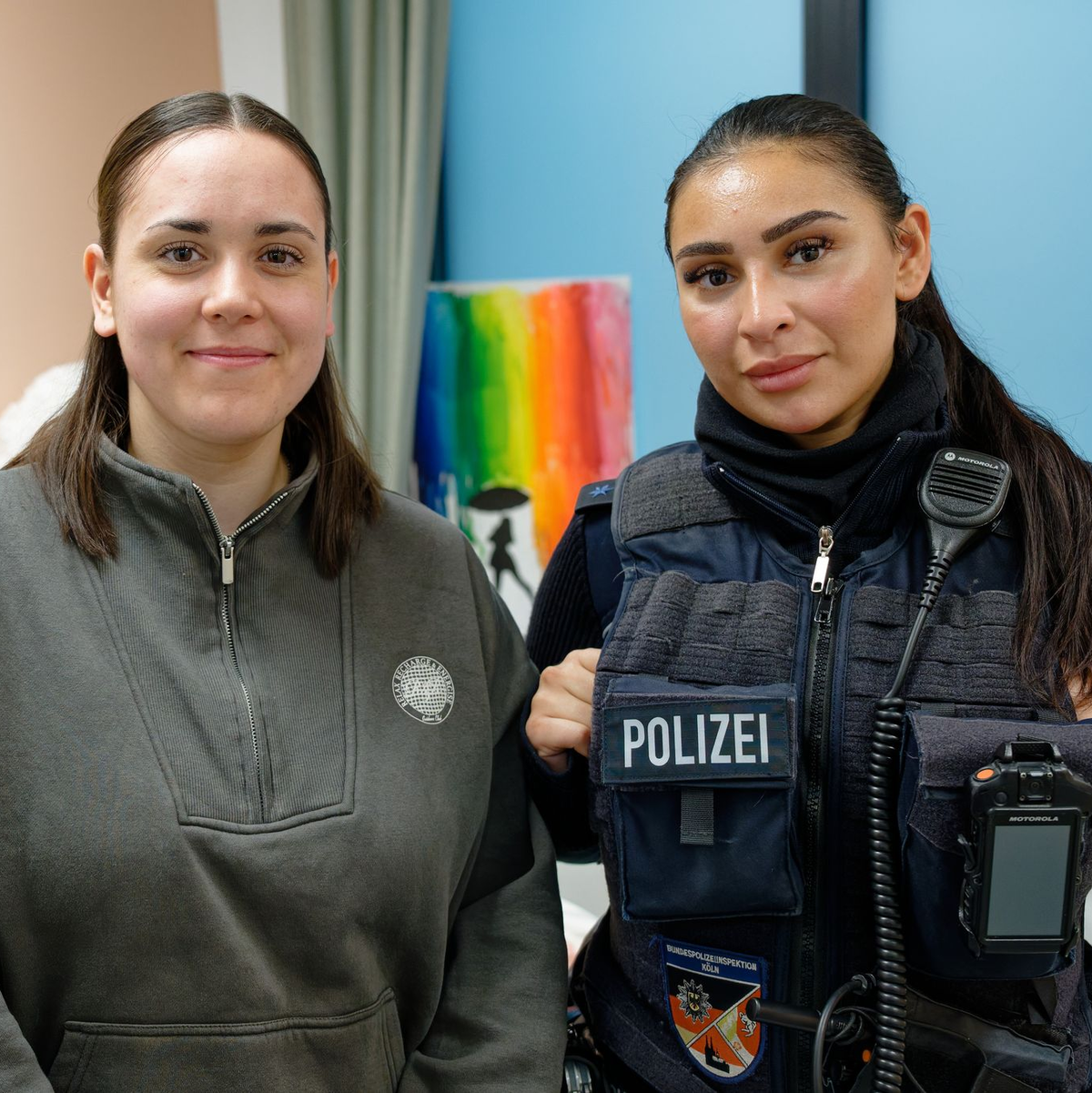 Als Ansprechpartnerinnen für die Betroffenen stehen in den Gewaltschutz-Anlaufstellen Polizistinnen - ausschließlich Frauen - bereit, die für diese Aufgabe besonders fortgebildet wurden - in Köln etwa Polizeimeisterin Maja Schomers (l) und Polizeimeisterin Hicran Aktas (r). - Foto: Henning Kaiser/dpa