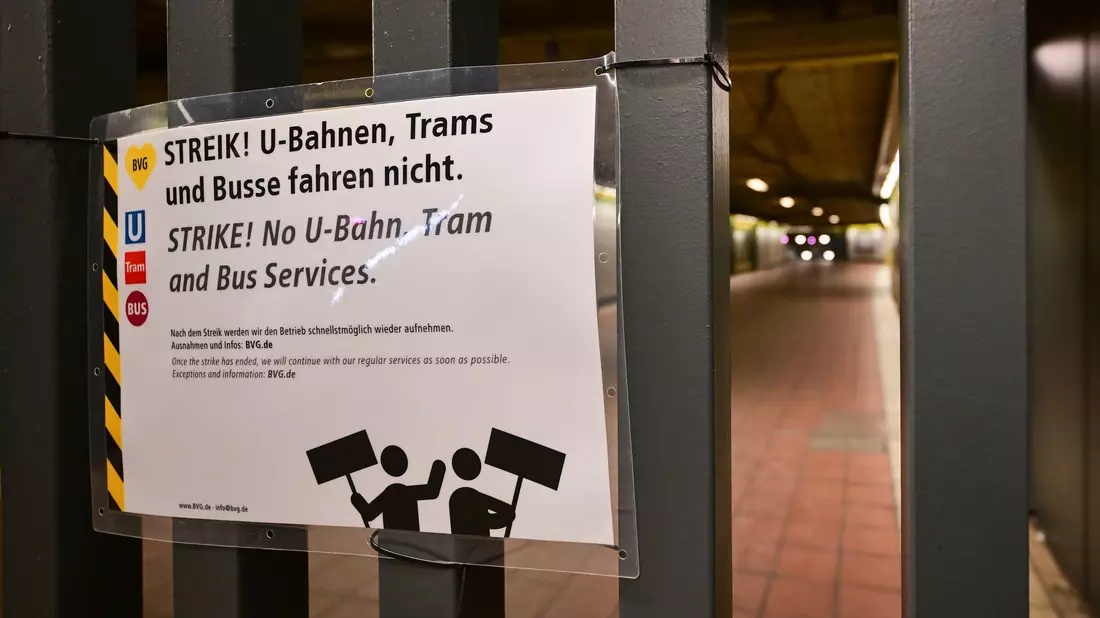 In Berlin fuhren etwa tagelang die Straßenbahnen nicht wegen eingefrorener Oberleitungen, nun folgt ein Warnstreik im Nahverkehr. - Bild: Sebastian Christoph Gollnow/dpa