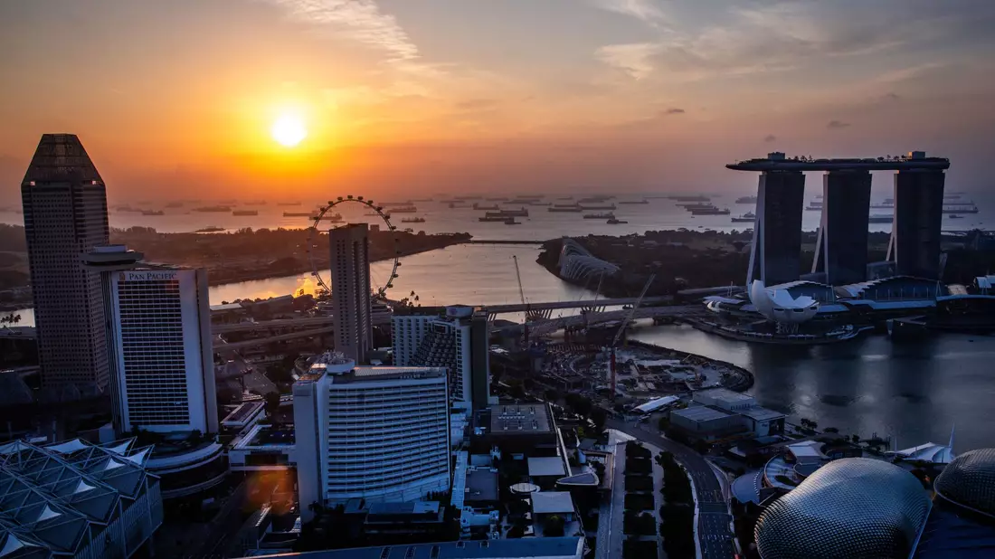 Singapur gilt als wichtiger Knotenpunkt der globalen Infrastruktur. Angesichts der unkalkulierbaren Handels- und Zollpolitik von US-Präsident Donald Trump sucht Außenminister Johann Wadephul (CDU) auch hier verlässliche Partner für eine regelbasierte Zusammenarbeit. - Bild: Jens Büttner/dpa