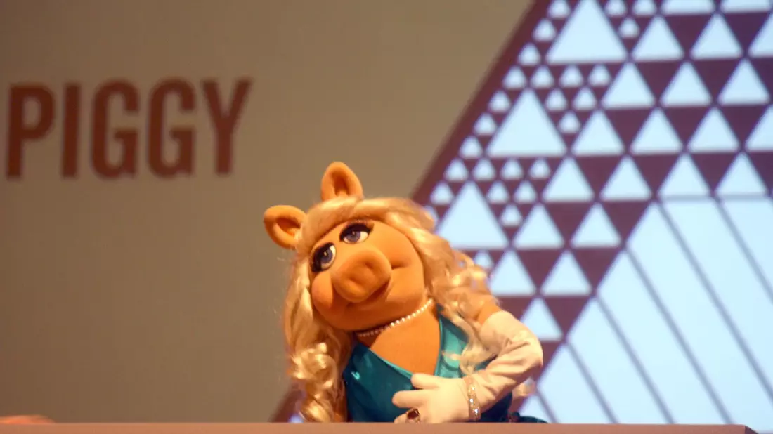 Zu den Streaming-Highlights im Februar gehört auch Miss Piggy, die natürlich beim Disney+-Special zum 50. Geburtstag der «Muppet Show» dabei ist. (Archivbild) - Bild: picture alliance / dpa