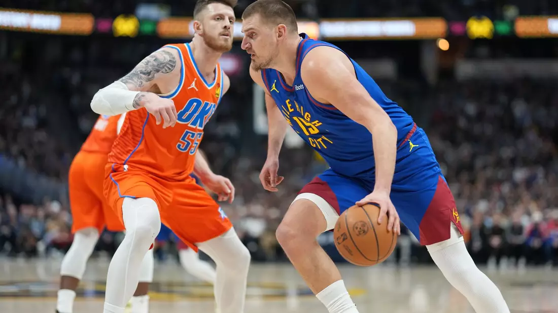 Isaiah Hartenstein (l.) und Nikola Jokic standen erst zum zweiten Mal nach langer Verletzungspause auf dem Parkett. - Bild: David Zalubowski/AP/dpa