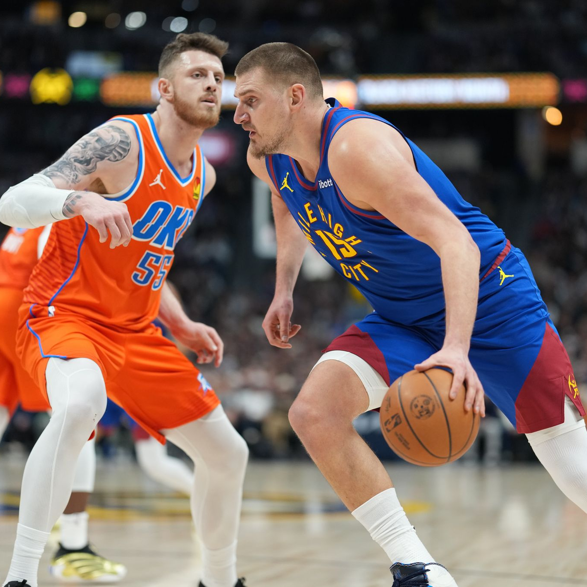 Isaiah Hartenstein (l.) und Nikola Jokic standen erst zum zweiten Mal nach langer Verletzungspause auf dem Parkett. - Foto: David Zalubowski/AP/dpa
