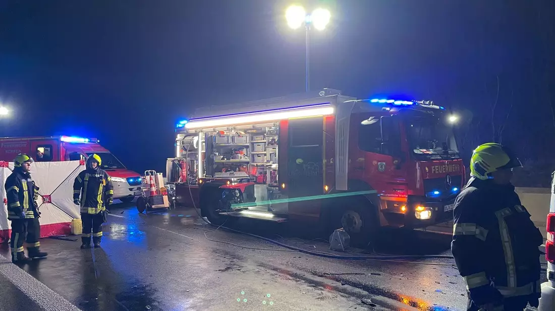 FW Bergheim: Drei Personen sterben bei schwerem Verkehrsunfall auf der Autobahn 61 bei Bergheim Zwei weitere Personen verletzt - Rettungshubschrauber im Einsatz - Bild: presseportal.de
