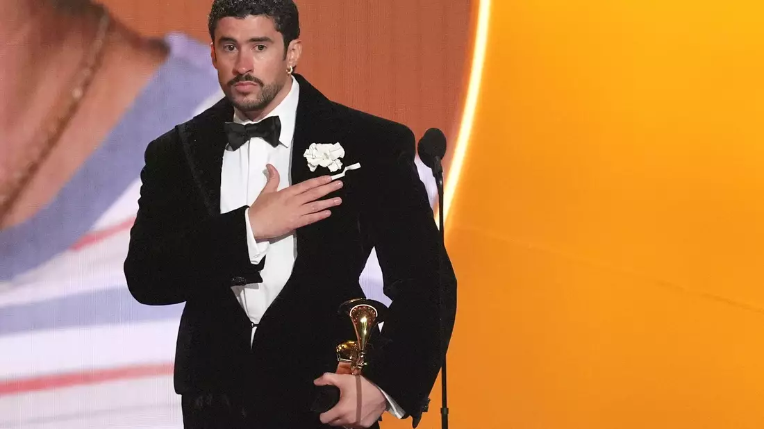 Bad Bunny nimmt den Preis für das Album des Jahres entgegen. - Bild: Chris Pizzello/Invision/AP/dpa