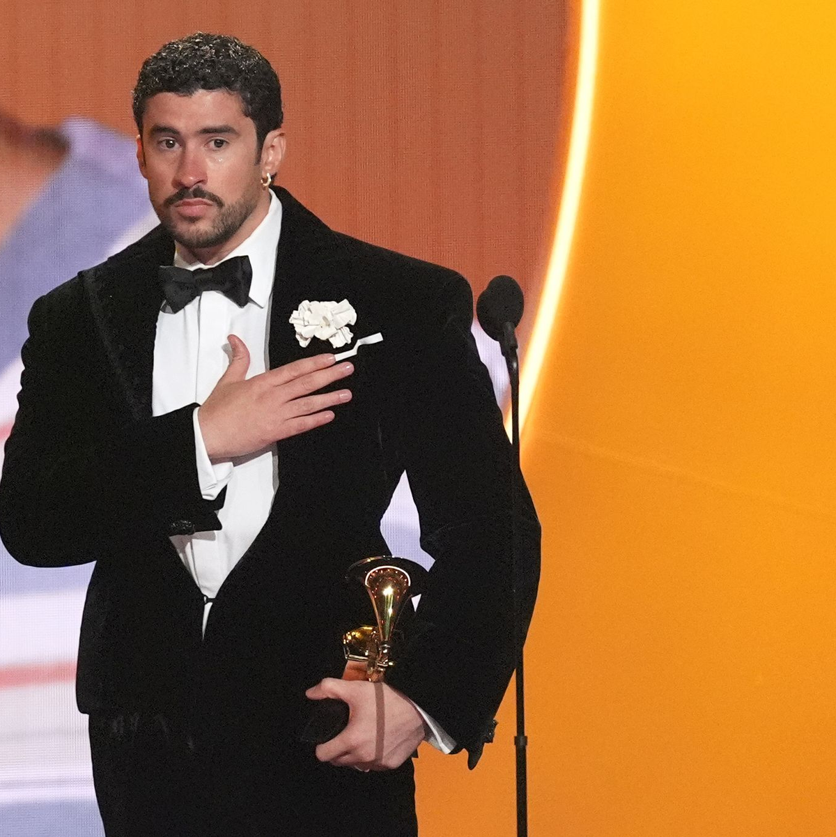 Bad Bunny nimmt den Preis für das Album des Jahres entgegen. - Foto: Chris Pizzello/Invision/AP/dpa