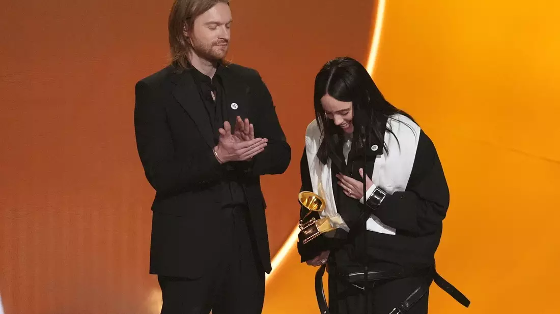 Finneas und Billie Eilish nehmen den Preis für den Song des Jahres entgegen. - Bild: Chris Pizzello/Invision/AP/dpa