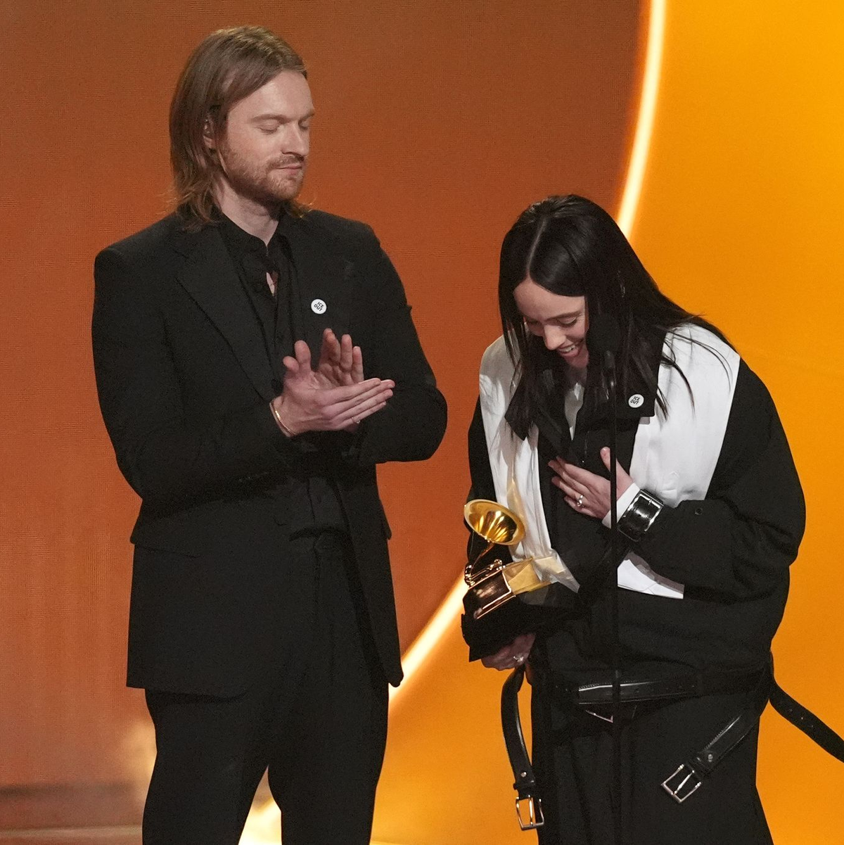 Finneas und Billie Eilish nehmen den Preis für den Song des Jahres entgegen. - Foto: Chris Pizzello/Invision/AP/dpa