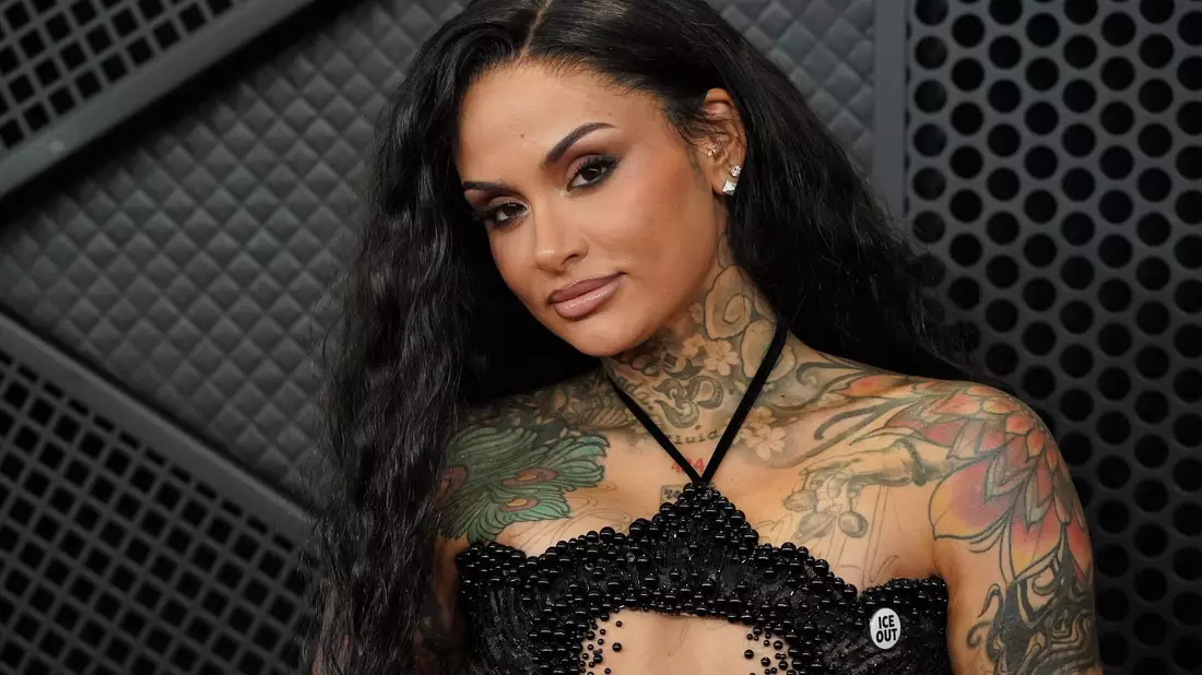 Kehlani kommt bei den 68. Grammy Awards an - mit einem «ICE OUT»-Button. - Bild: Jordan Strauss/Invision/AP/dpa