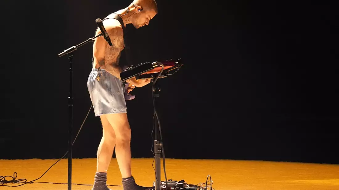 Justin Bieber singt in Boxershorts. - Bild: Chris Pizzello/Invision/AP/dpa