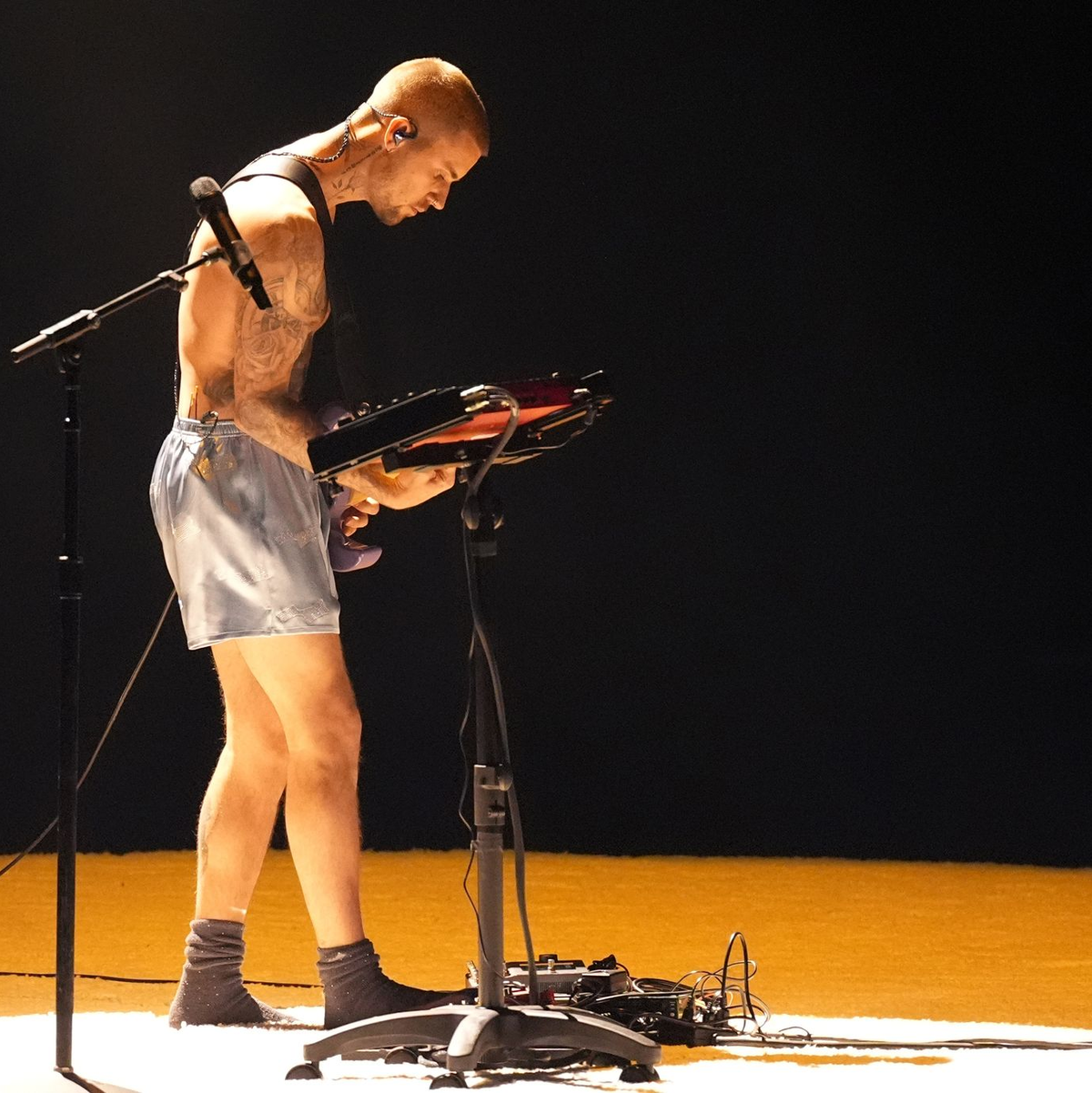 Justin Bieber singt in Boxershorts. - Foto: Chris Pizzello/Invision/AP/dpa