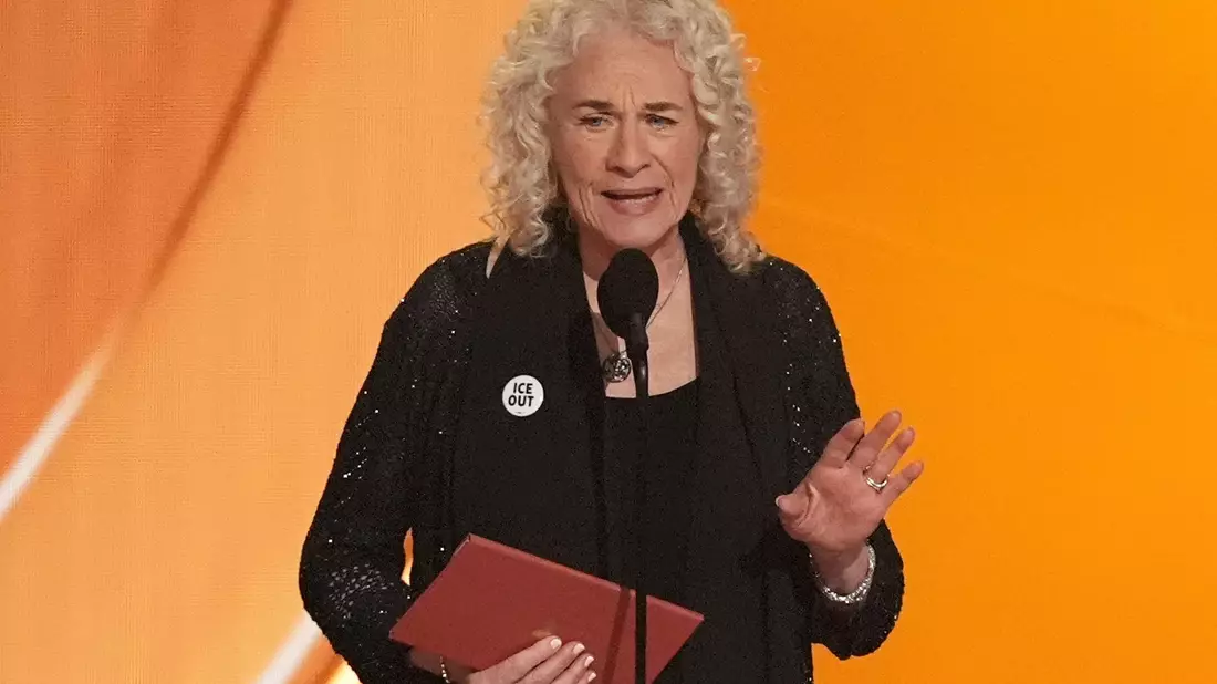 Carole King präsentiert den Preis für den Song des Jahres - mit «ICE Out»-Button. - Bild: Chris Pizzello/Invision/AP/dpa