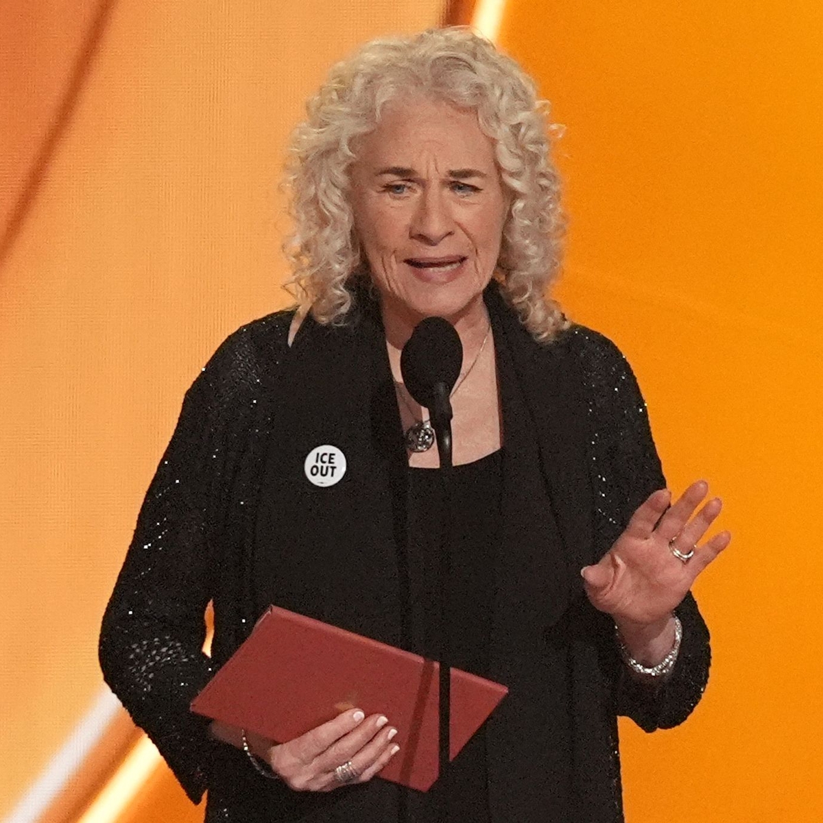 Carole King präsentiert den Preis für den Song des Jahres - mit «ICE Out»-Button. - Foto: Chris Pizzello/Invision/AP/dpa