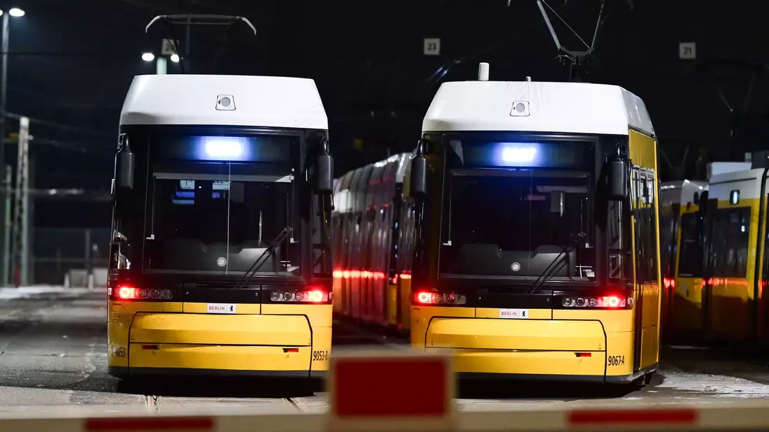 Der Berliner Nahverkehr ist seit den frühen Morgenstunden aufgrund des Warnstreiks nahezu vollständig eingestellt. - Bild: Sebastian Christoph Gollnow/dpa