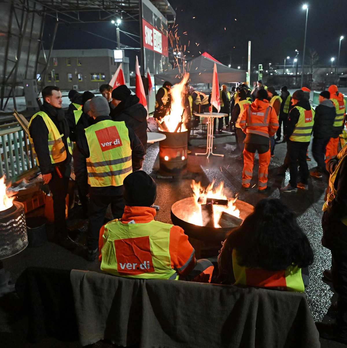 Gewerkschaftsmitglieder stehen vor dem Betriebshof der Erfurter Verkehrsbetriebe AG. - Foto: Martin Schutt/dpa