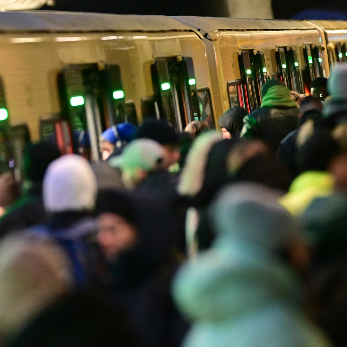 Die Regional- und S-Bahnen der Deutschen Bahn fahren ohne Einschränkungen - wie hier am Bahnhof Gesundbrunnen in Berlin. - Foto: Sebastian Christoph Gollnow/dpa