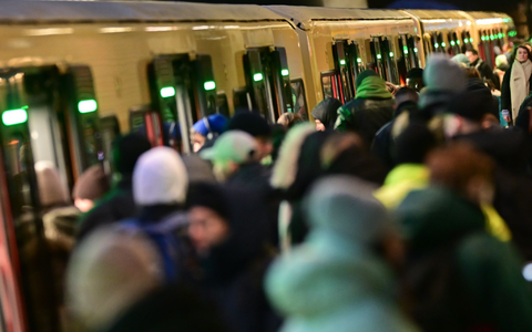 Die Regional- und S-Bahnen der Deutschen Bahn fahren ohne Einschränkungen - wie hier am Bahnhof Gesundbrunnen in Berlin. - Foto: Sebastian Christoph Gollnow/dpa
