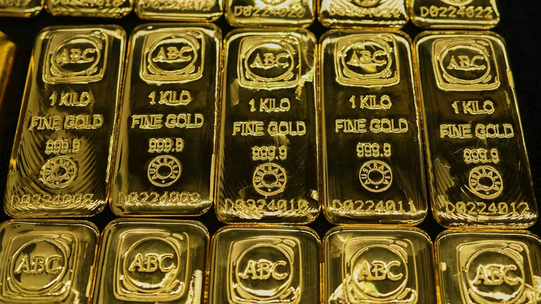 Nachdem der Preis für Gold wochenlang stark gestiegen war, sackt er nun deutlich ab. (Archivbild) - Bild: Mark Baker/AP/dpa