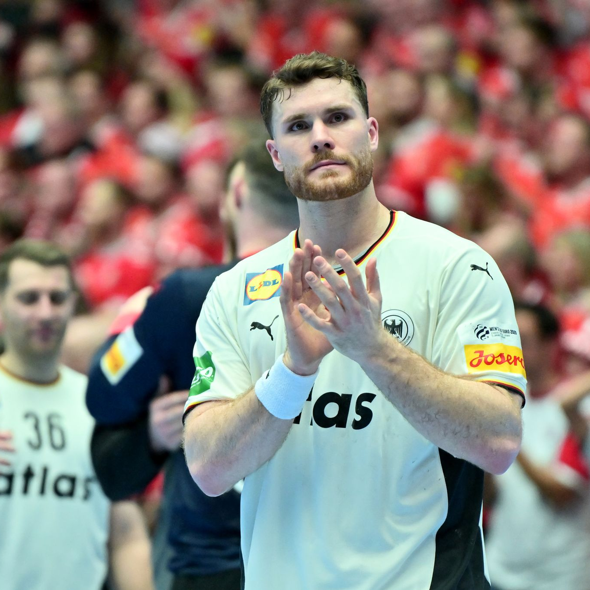 Selbst Kapitän Johannes Golla (28) kann noch viele Jahre spielen. - Foto: Sina Schuldt/dpa