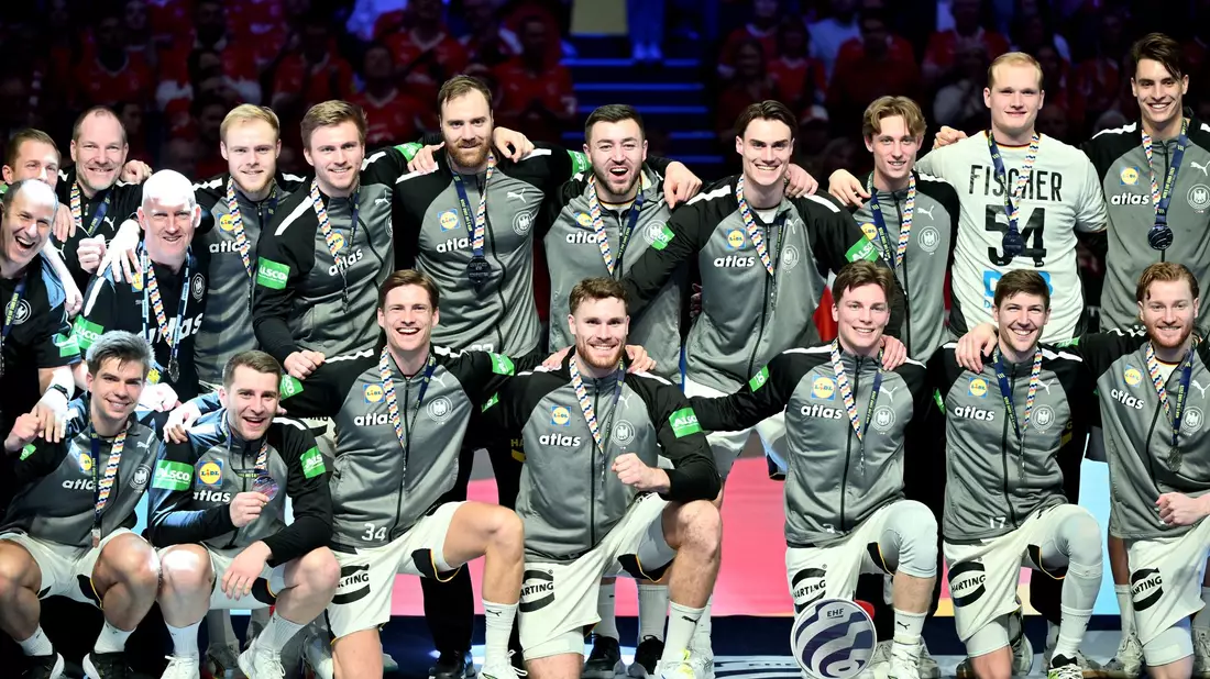 Deutschlands Handballer freuen sich über EM-Silber. - Bild: Sina Schuldt/dpa