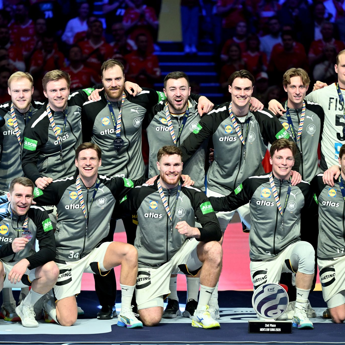 Deutschlands Handballer freuen sich über EM-Silber. - Foto: Sina Schuldt/dpa