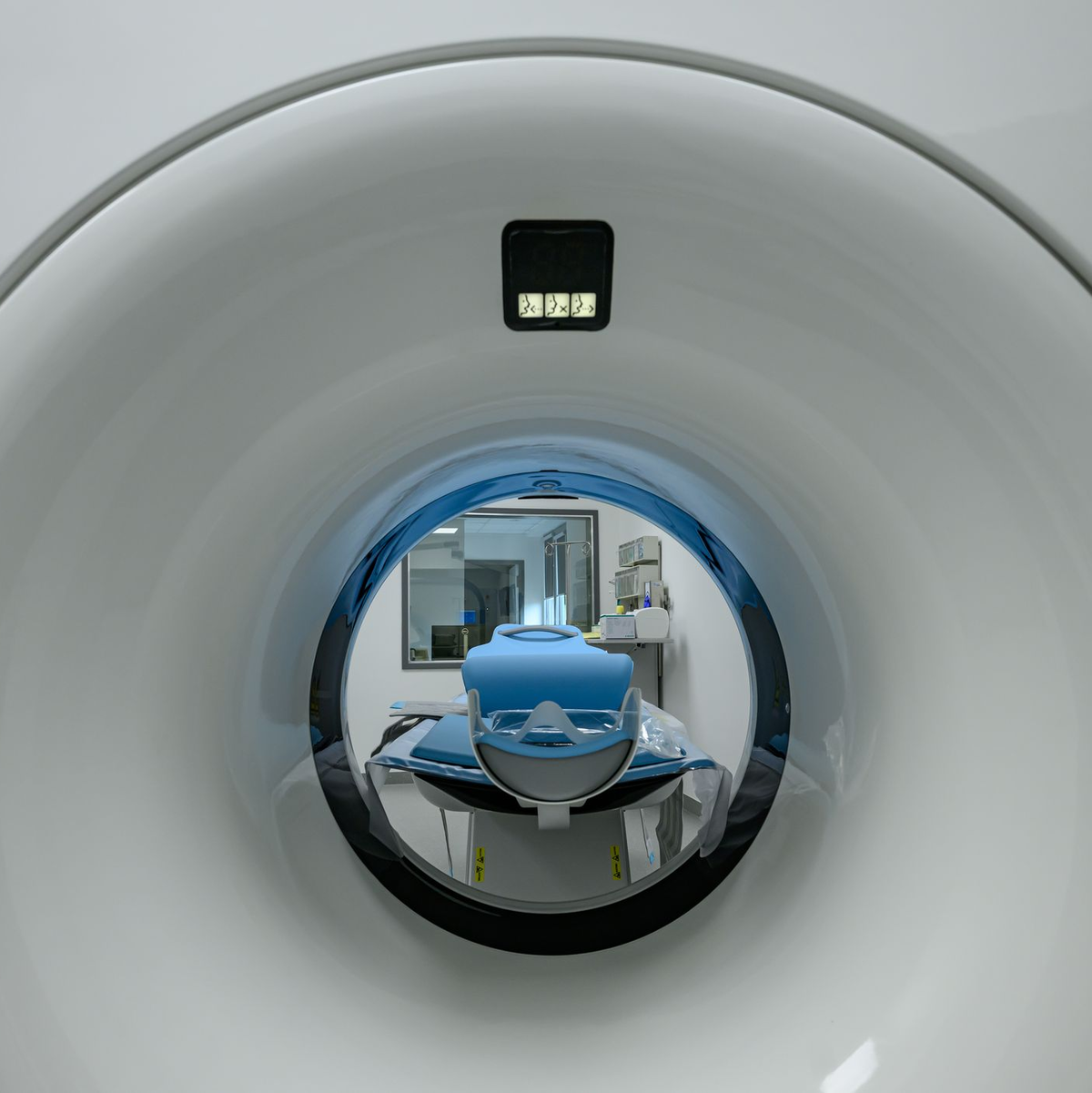 Das Bild zeigt einen Computertomographen. - Foto: Patrick Pleul/dpa