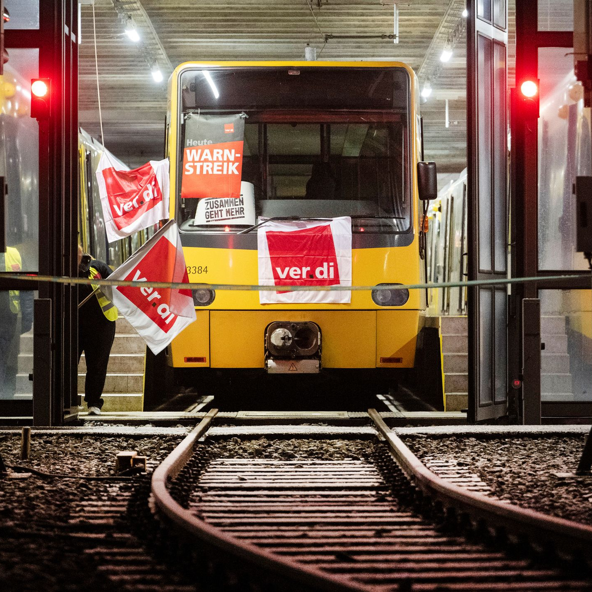 Die Warnstreiks im Nahverkehr bekommen vor allem Pendler, Schülerinnen und Schüler sowie deren Eltern zu spüren. - Foto: Marijan Murat/dpa