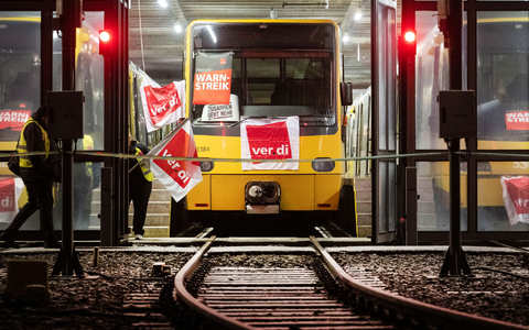 Die Warnstreiks im Nahverkehr bekommen vor allem Pendler, Schülerinnen und Schüler sowie deren Eltern zu spüren. - Foto: Marijan Murat/dpa