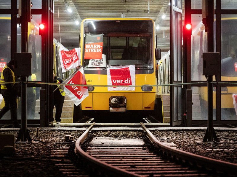 Die Warnstreiks im Nahverkehr bekommen vor allem Pendler, Schülerinnen und Schüler sowie deren Eltern zu spüren. - Foto: Marijan Murat/dpa