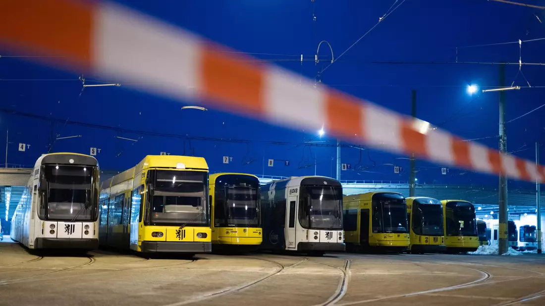 Am Montagmorgen standen in vielen Teilen Deutschlands - wie hier in Dresden - die Busse und Straßenbahnen still. - Bild: Sebastian Kahnert/dpa