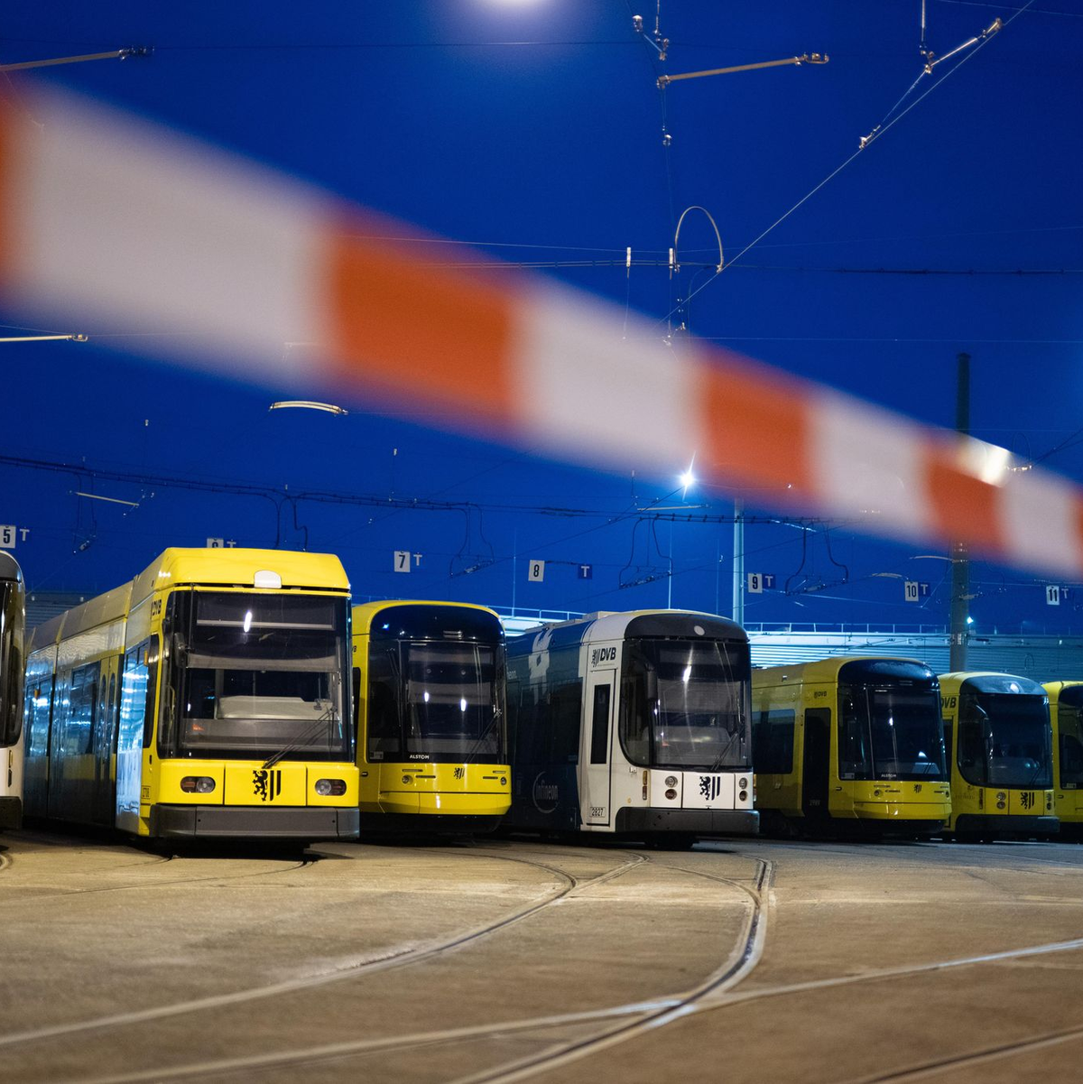Am Montagmorgen standen in vielen Teilen Deutschlands - wie hier in Dresden - die Busse und Straßenbahnen still. - Foto: Sebastian Kahnert/dpa