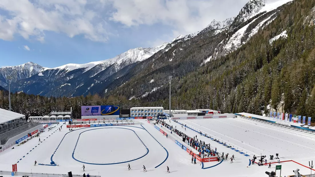 Auf 1.600 Metern Höhe geht es in Antholz ab Sonntag um die Olympiasiege. (Archivbild) - Bild: Hendrik Schmidt/dpa