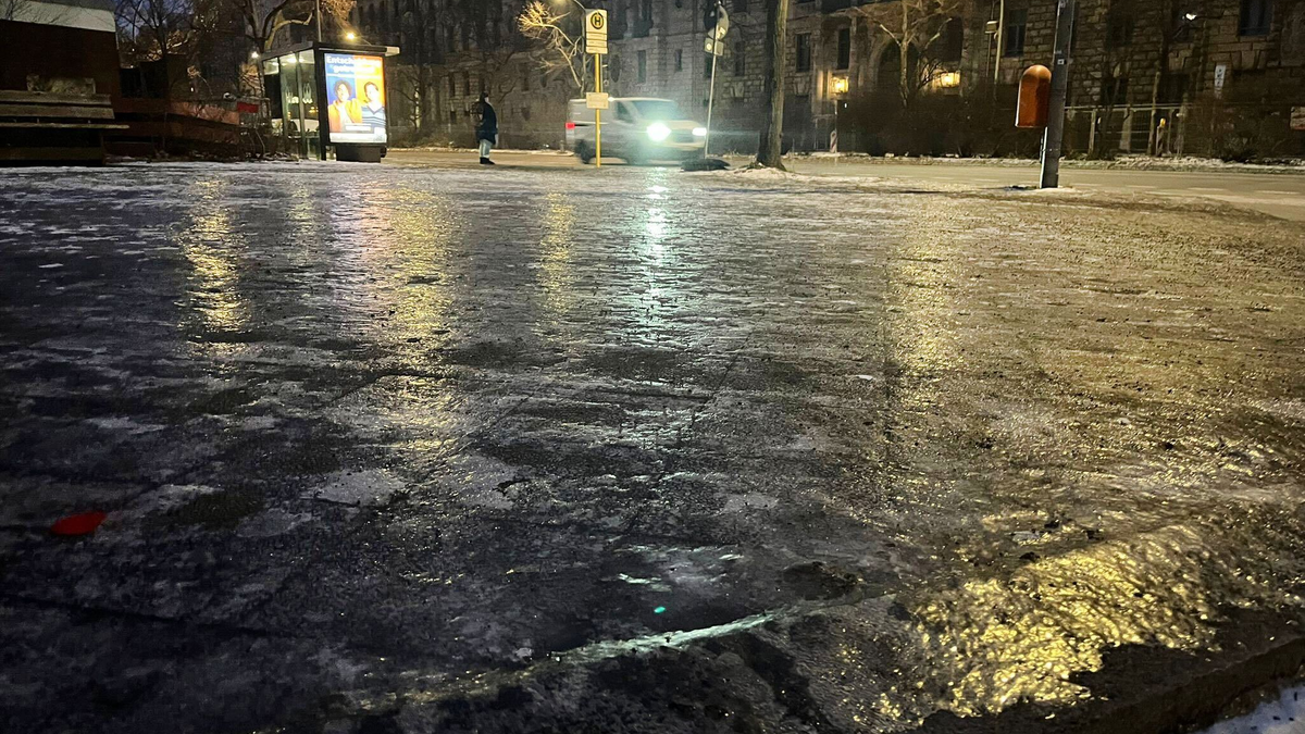 Es kann wieder - oder weiter - glatt werden. - Foto: Caroline Bock/dpa